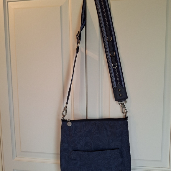 SAKROOTS Crossbody Bag - Picture 4 of 5